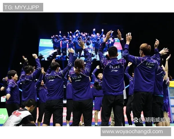 足球巨星同框互动罕见画面 球迷见面视频引发热烈讨论