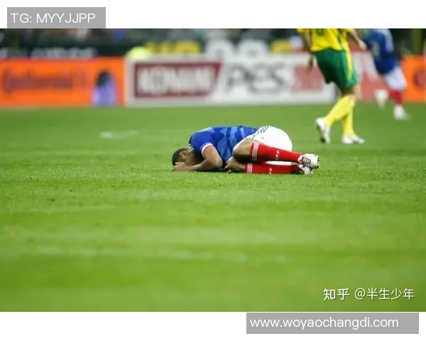 足球球星独特绑绷带习惯背后的心理暗示与竞技表现解析 足球球星独特绑绷带习惯背后的心理暗示与竞技表现解析